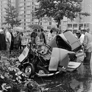 125536 Afbeelding van een totall-loss verongelukte auto op de hoek van de Kardinaal de Jongweg en de Jan van ...